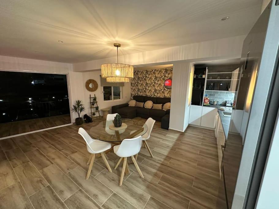 Waterfront 3 Bed Apartment, 90M From The Beach Platja de Larenal 외부 사진