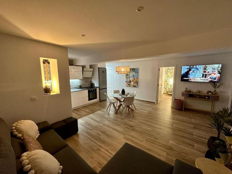 Waterfront 3 Bed Apartment, 90M From The Beach Platja de Larenal 외부 사진